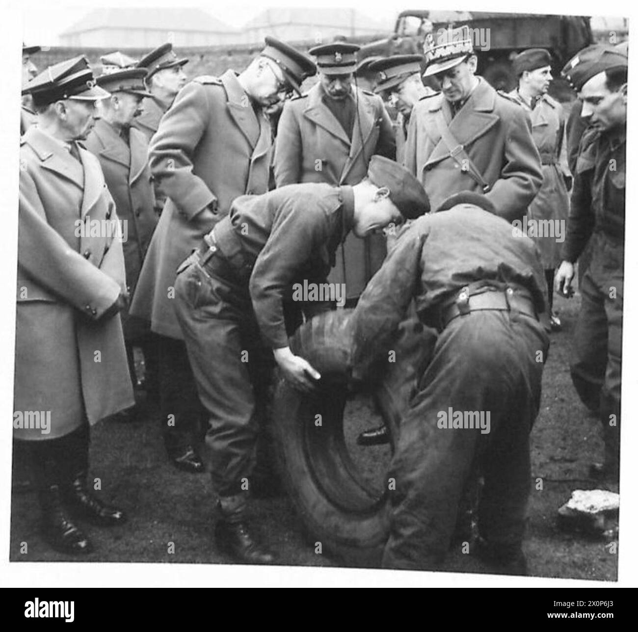 Il maggiore generale L.H. Williams osserva i soldati addestrati che cambiano una gomma durante l'ispezione della scuola guida della i Brigata fucilieri, i corpo polacco a Blairgowrie, accompagnato dal generale Gustaw Paszkiewicz l'11 dicembre 1941. Negativo fotografico, esercito polacco. Foto Stock