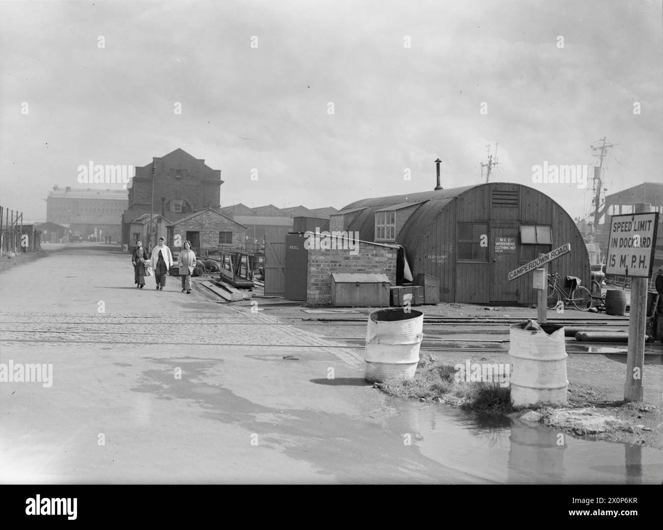 Camperdown Road al Rosyth Royal Naval Dockyard è raffigurata l'11 agosto 1944, dal nome dell'ammiraglio Lord Duncan, vincitore della battaglia di Camperdown contro gli olandesi nel 1797. Foto Stock
