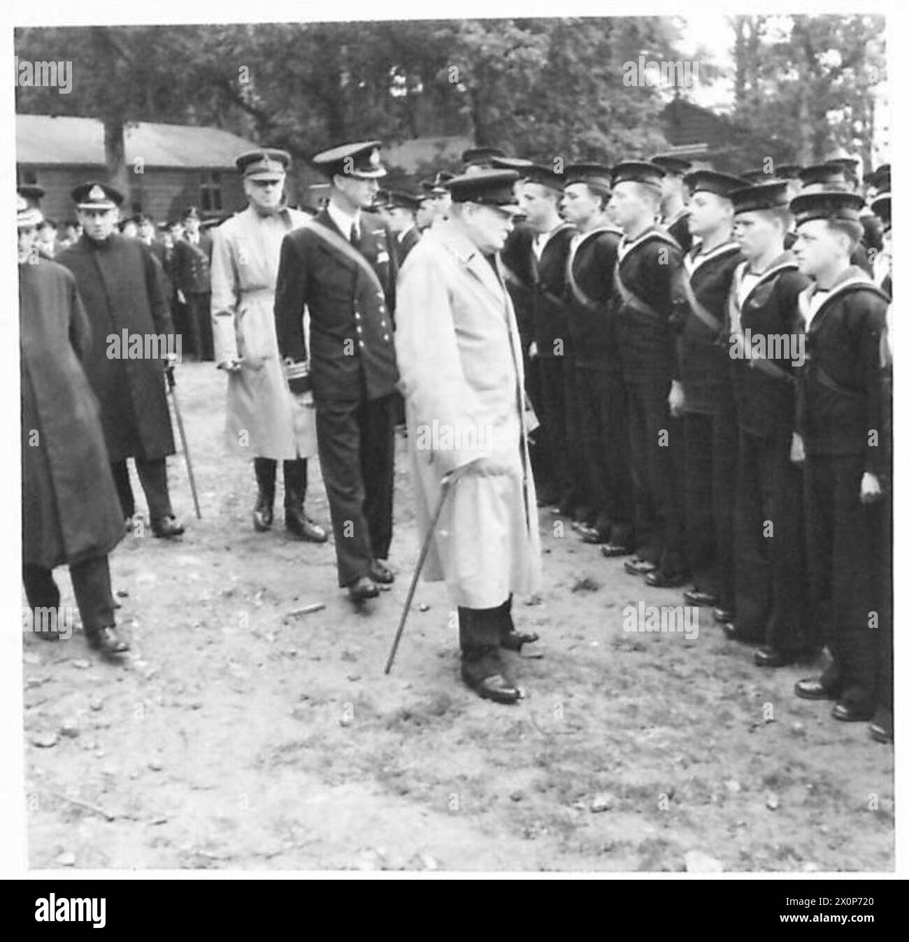 Il primo ministro Winston Churchill ispeziona il personale della Royal Navy durante il suo viaggio in Scozia. Foto Stock