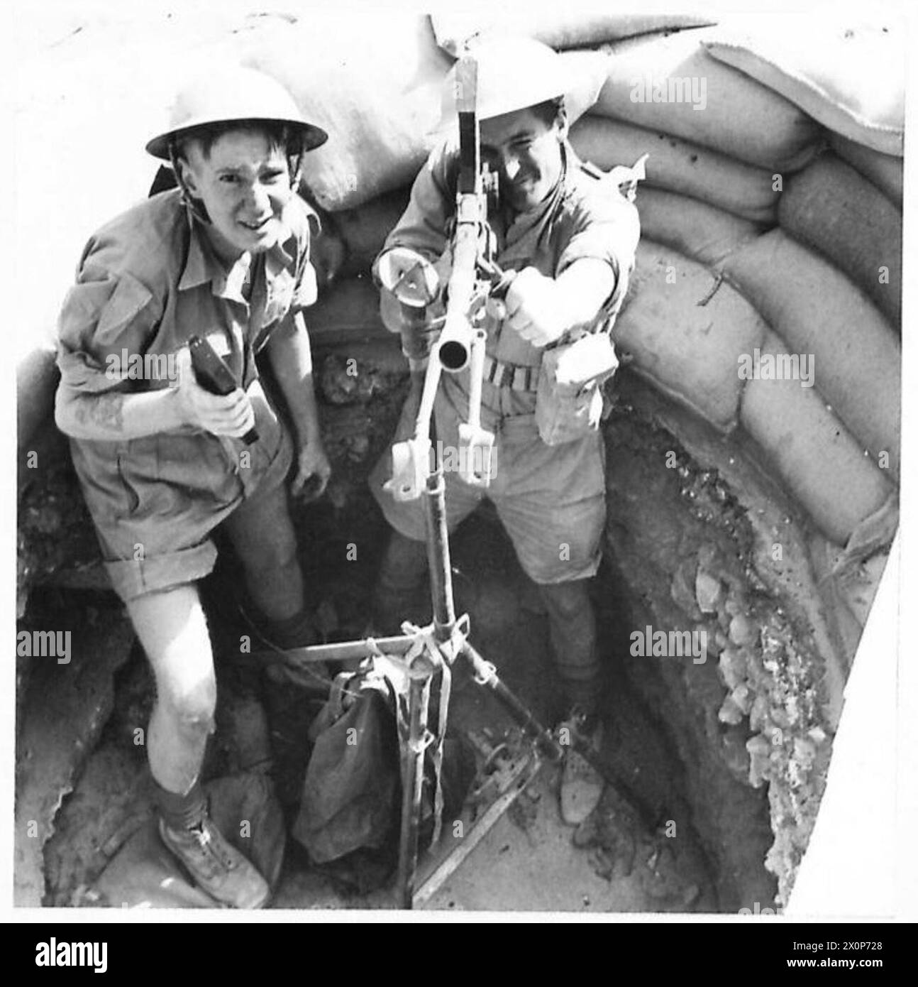 I rifornimenti in arrivo a Tobruk vengono scaricati e accumulati sul molo durante le operazioni dell'esercito britannico. Foto Stock