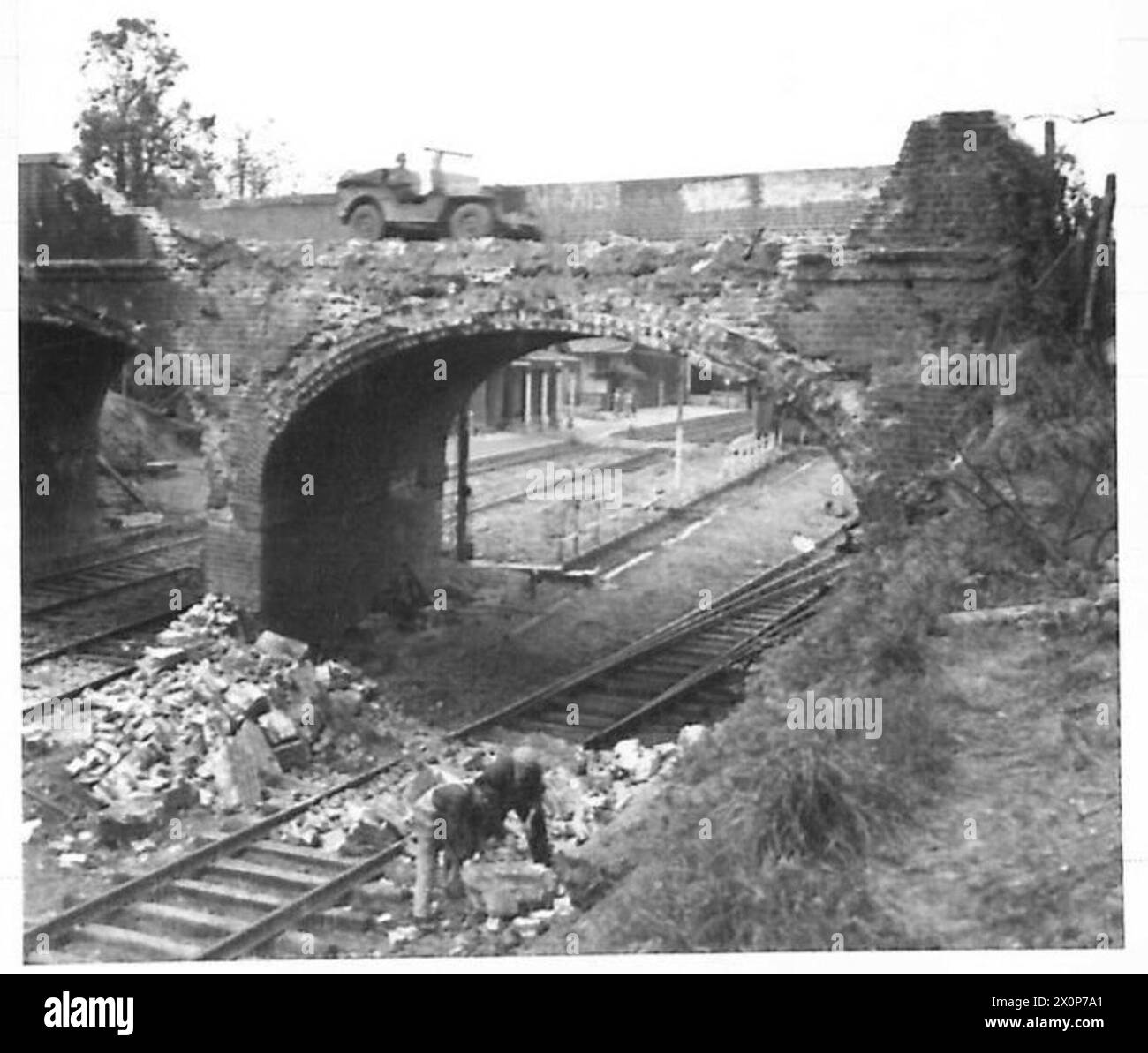 I ferrovieri francesi riparano i binari danneggiati per ripristinare le infrastrutture di trasporto. Foto Stock