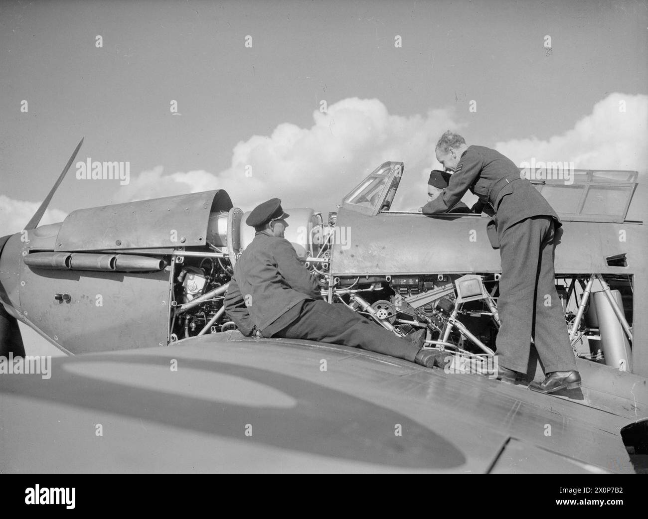 Personale di terra che serviva un uragano del No. 312 (Cecoslovacco) Squadron a Duxford, settembre 1940, mostrando il serbatoio di carburante di riserva davanti alla cabina di pilotaggio che poteva causare incendi durante il combattimento. Foto Stock
