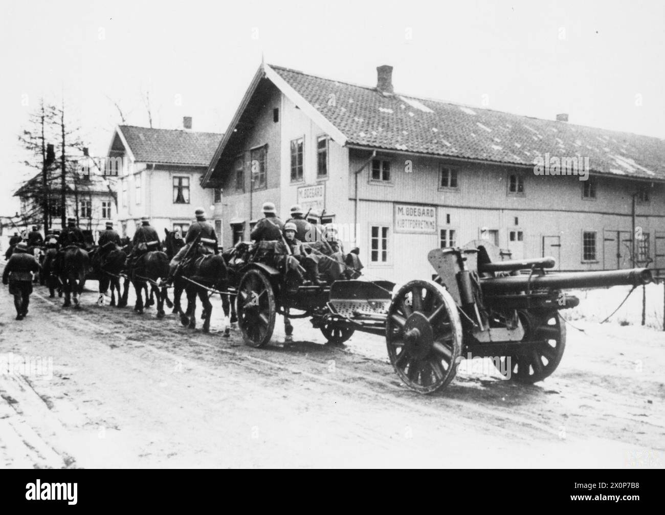 Fotografia che mostra l'artiglieria tedesca trainata da cavalli con un obice leFH 18 10,5 cm nei pressi di Oslo durante l'invasione tedesca della Norvegia il 14 aprile 1940. Foto Stock