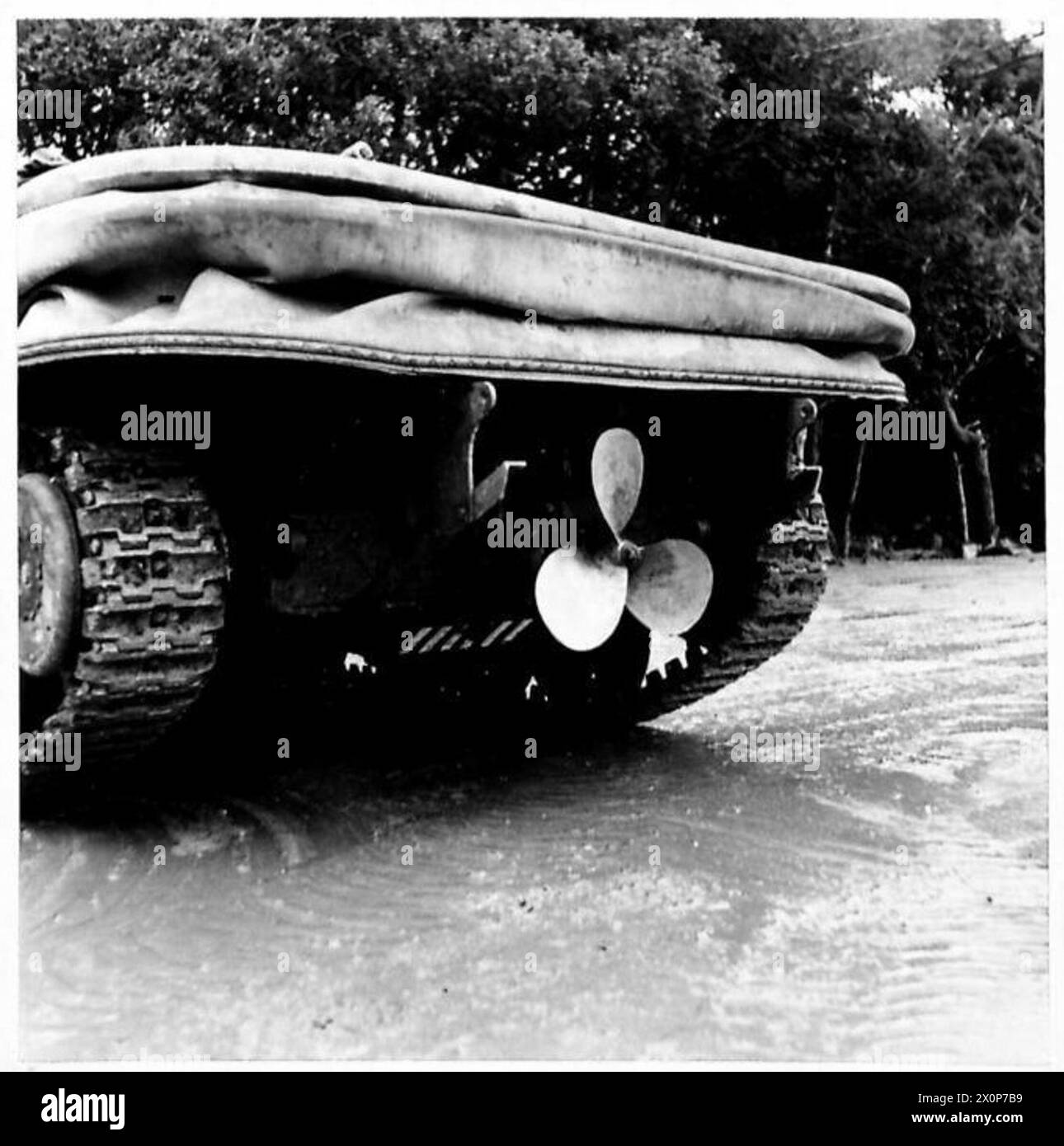 Fotografia di un serbatoio anfibio che mostra l'elica nella parte posteriore. L'immagine è un negativo fotografico dell'esercito britannico. Foto Stock Fotografia di un serbatoio anfibio che mostra l'elica nella parte posteriore. L'immagine è un negativo fotografico dell'esercito britannico. Foto Stock