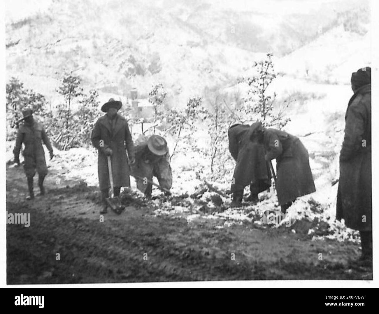 Uomini di 1966 compagnia A.P.C. (Bechuanaland) neve chiara da una strada di rifornimento, documentando le operazioni logistiche e ingegneristiche dell'esercito britannico in Nord Africa, Sicilia, Italia, Balcani e Austria. Negativo fotografico. Foto Stock