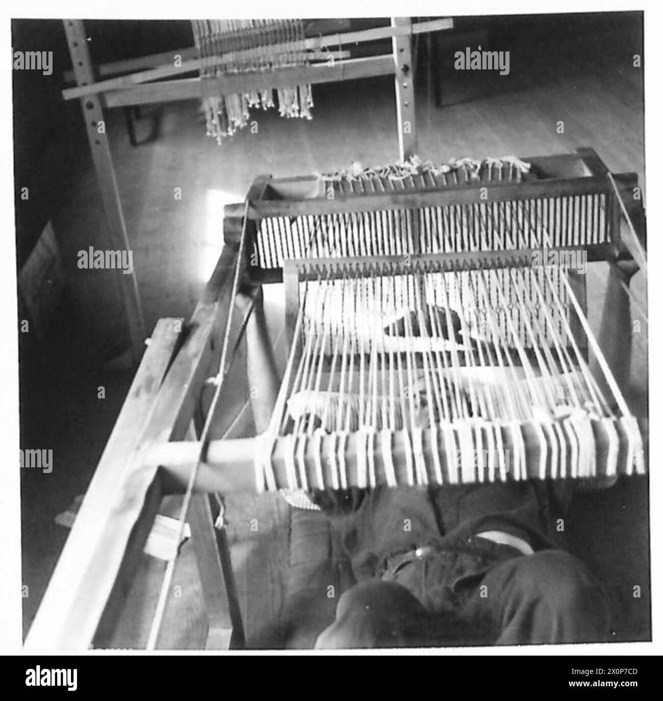 Un uomo viene mostrato usando un telaio appositamente progettato mentre si sdraia sulla schiena in un centro di terapia occupazionale per costruire i muscoli della parte superiore della schiena, British Army. Foto Stock