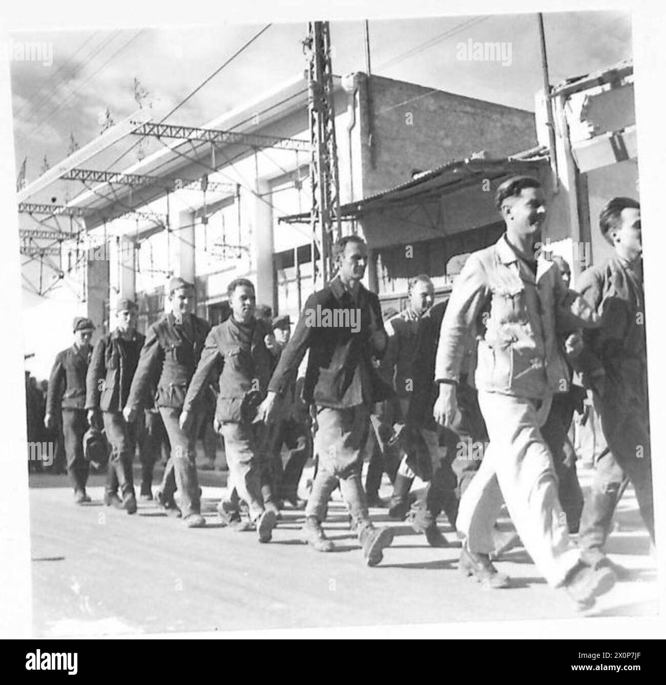 Durante la seconda guerra mondiale, i russi arruolati nell'esercito tedesco furono trasportati a Creta, disertando poi per unirsi alle forze partigiane, documentati dall'esercito britannico in un negativo fotografico. Foto Stock