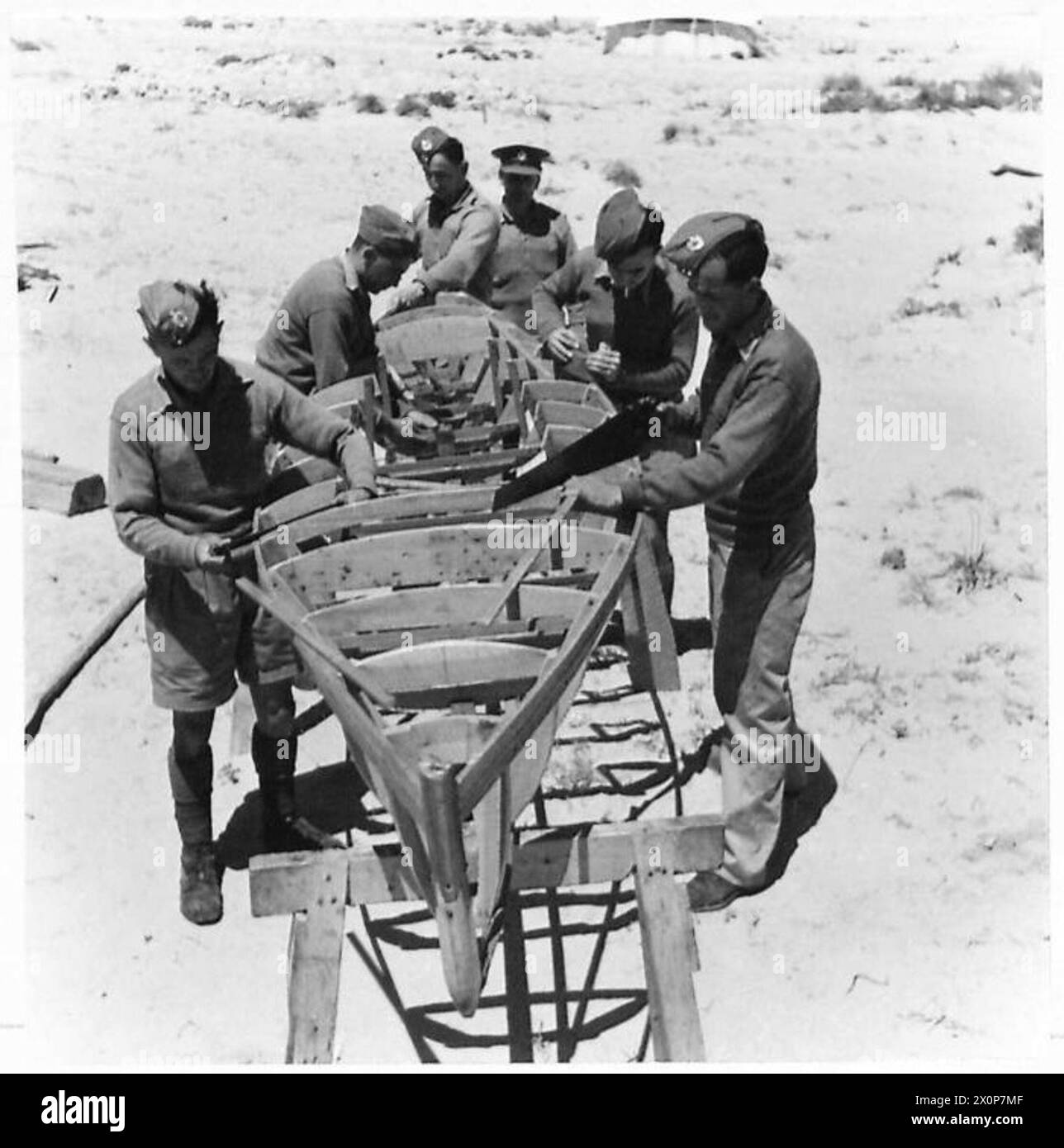 Un'unità palestinese di stanza a Tobruk costruisce una barca durante il tempo libero, mostrando le prime fasi di assemblaggio. Foto Stock
