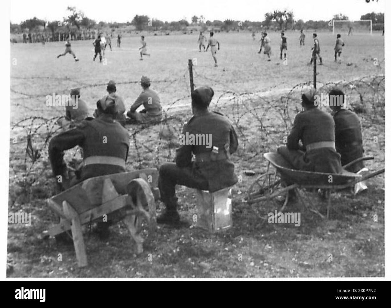 Fotografia che mostra gli spettatori indiani e ciprioti che guardano una partita di calcio a Cipro durante lo schieramento dell'esercito britannico. Foto Stock