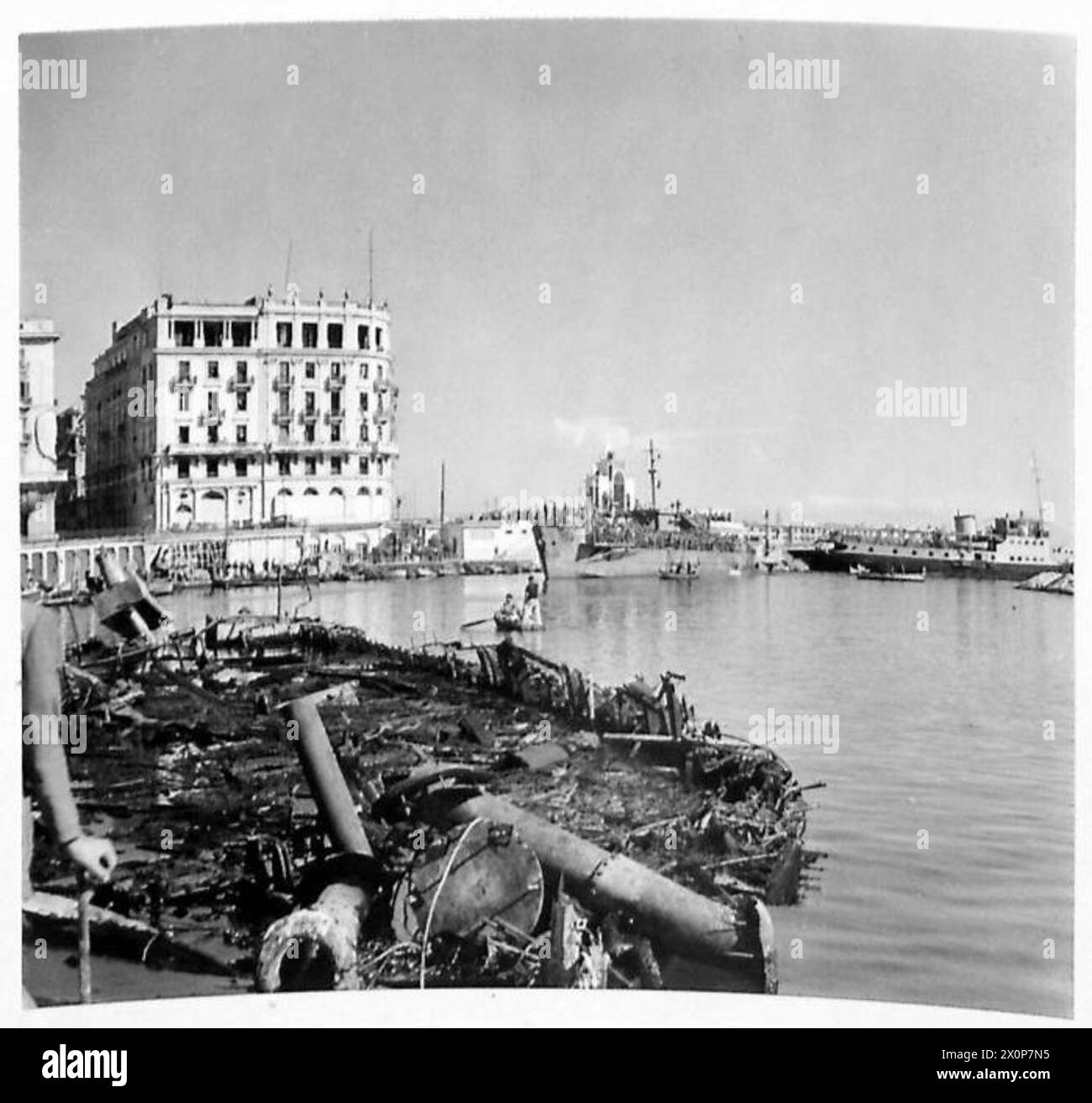 INVASIONE D'ITALIA: QUINTO ESERCITO (VARIO) - Una scena nel porto di Napoli mentre le truppe americane arrivano in un negativo fotografico L.C.I., British Army Foto Stock