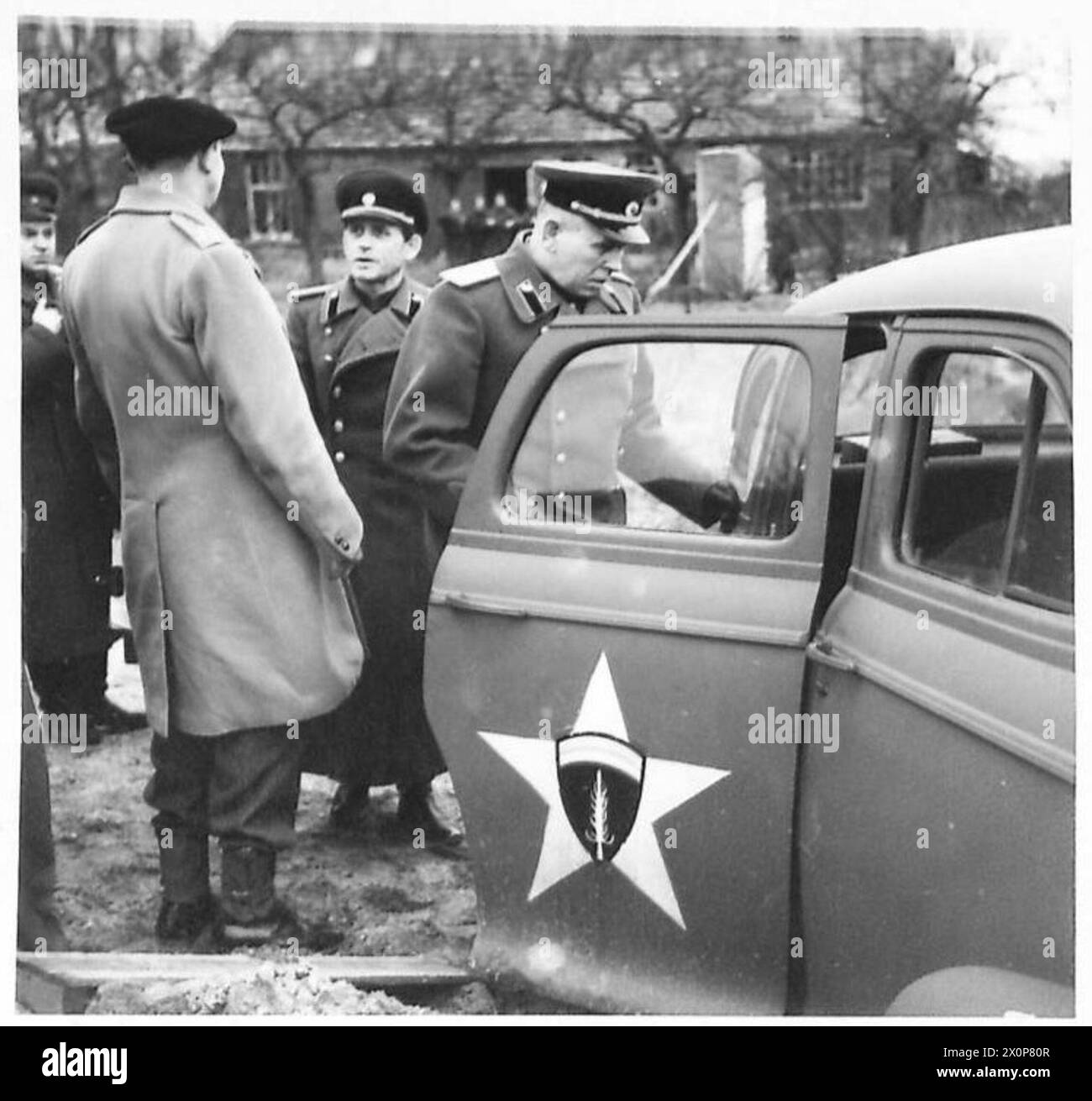 I maggiori generali Dragoun e Suslatorov visitano il fronte occidentale, accompagnati dal tenente colonnello Maluga e dal secondo tenente Rogov, incontrando gli ufficiali dell'esercito britannico durante la seconda guerra mondiale Foto Stock