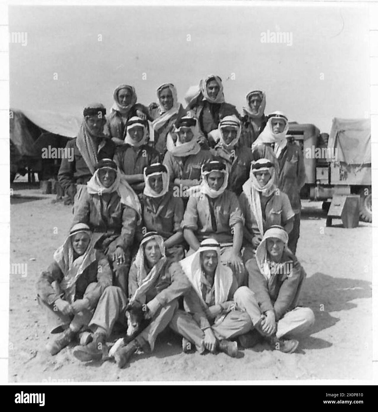 Un plotone di laboratori di truppe alleate con il copricapo arabo si impegna in operazioni di controllo delle locuste sotto l'Organizzazione delle Nazioni Unite. Foto Stock