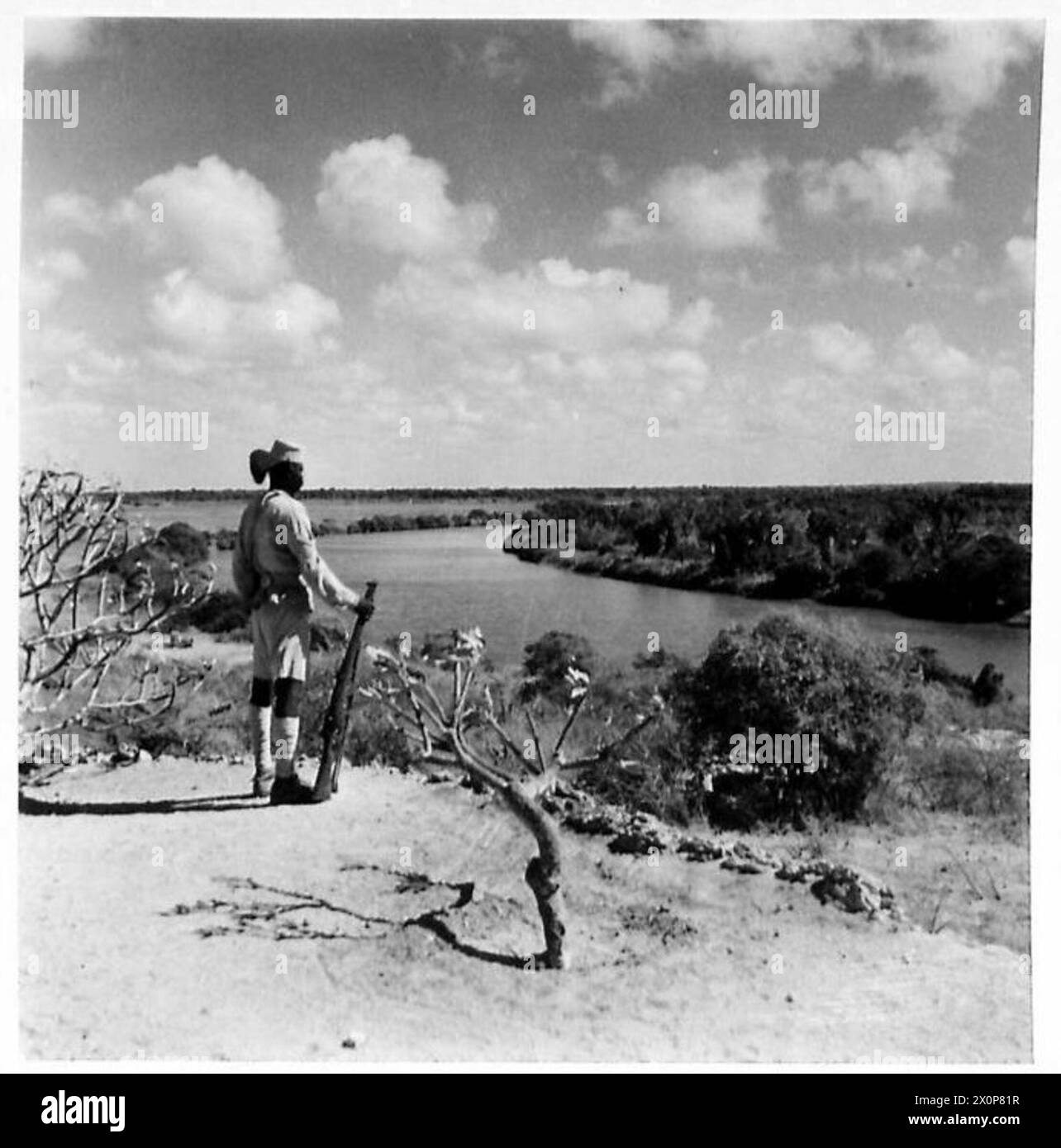 Una sentinella britannica si erge in guardia, affacciata sul fiume Juba a Kismayu e Mogadiscio, durante l'occupazione del Somaliland italiano. Negativo fotografico dell'esercito britannico. Foto Stock