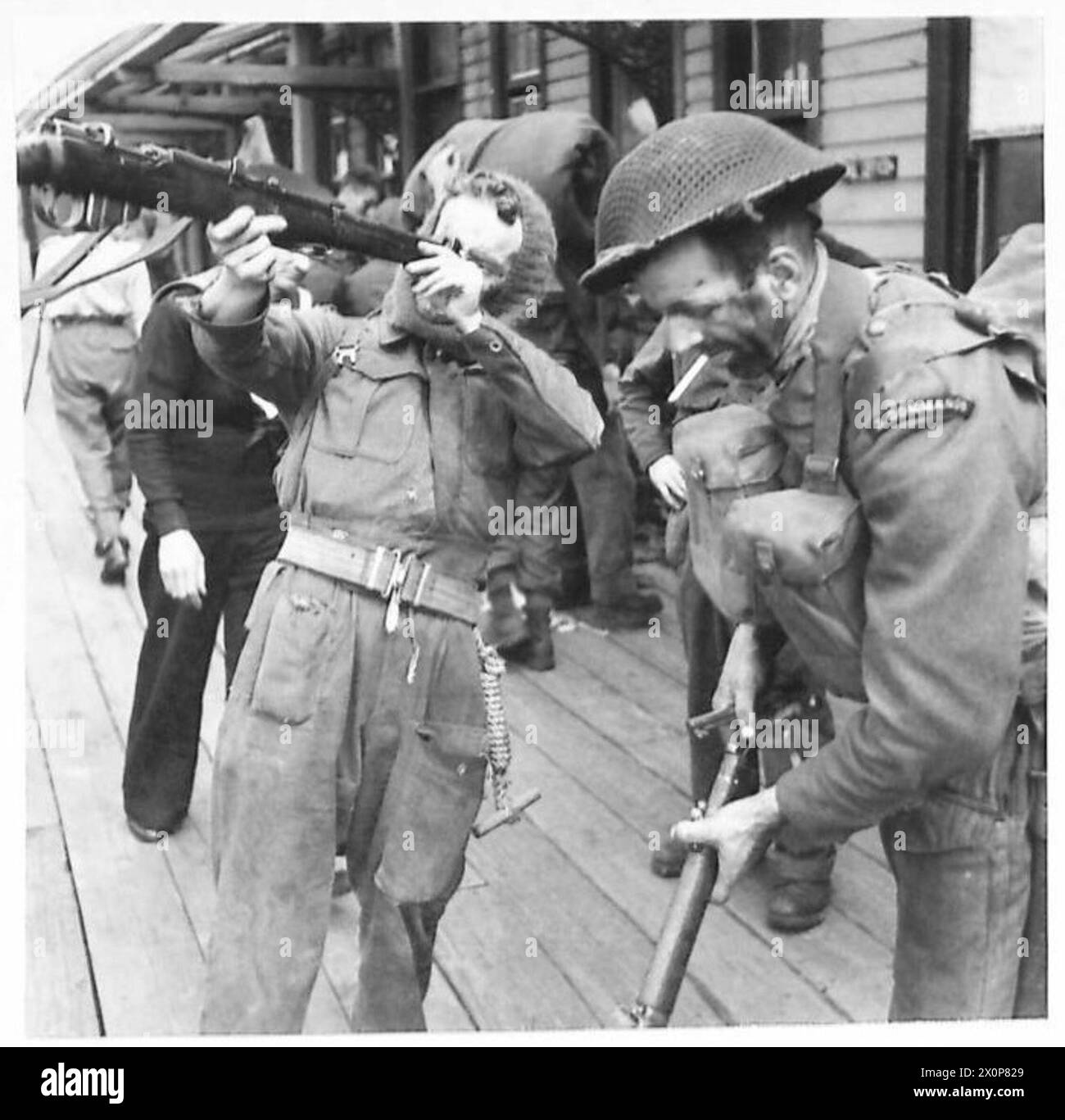 ARRIVO DA DIEPPE - questi uomini guardano i loro fucili e le loro attrezzature all'arrivo a Newhaven. Negativo fotografico, British Army Foto Stock
