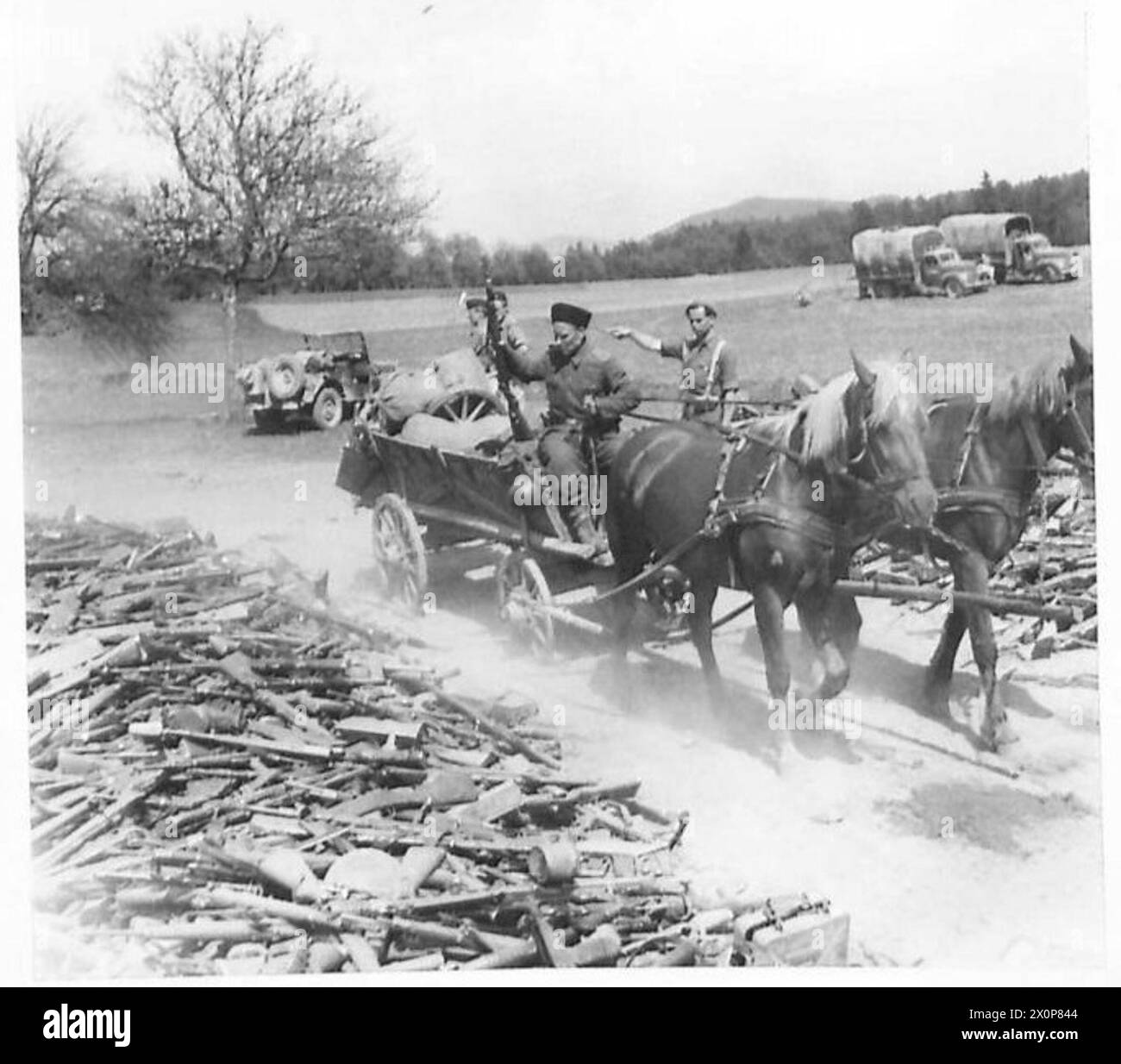 RESA RUSSA COASSACKS - Un gruppo misto di cosacchi e tedeschi si arrendono in un'area di disarmo. Negativo fotografico, British Army Foto Stock