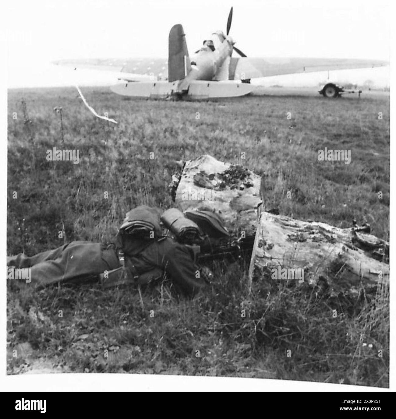 Le truppe conducono un'esercitazione di difesa in un aeroporto come parte di un'operazione di addestramento meridionale. Negativo fotografico dell'esercito britannico. Foto Stock