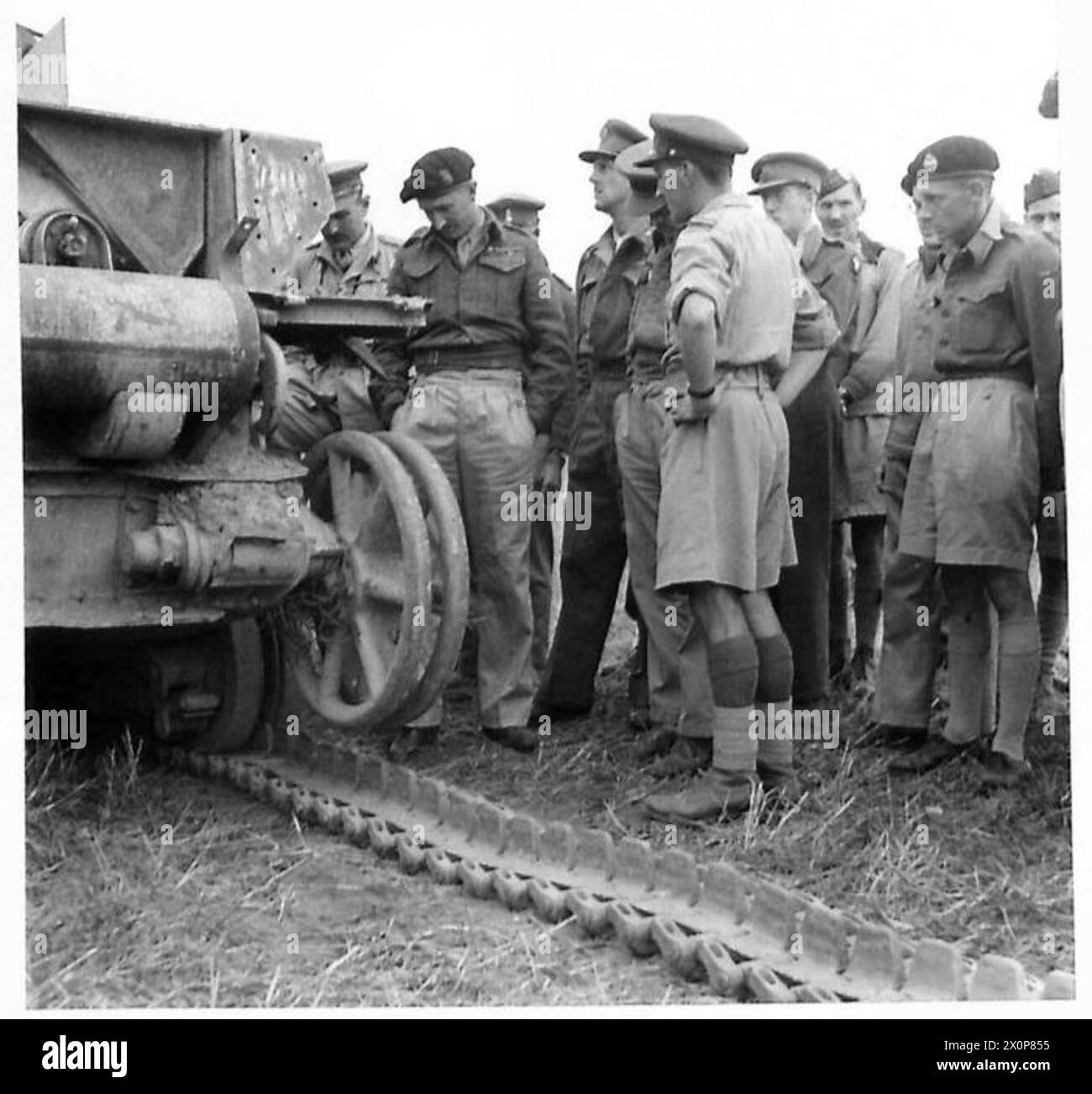 Gli ufficiali esaminano i danni strutturali e operativi durante una valutazione militare durante la seconda guerra mondiale per scopi di registrazione. Foto Stock