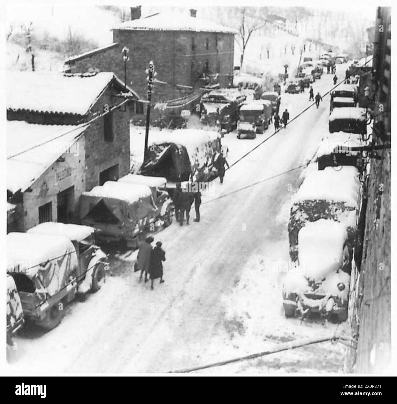 La neve complica i movimenti e le operazioni su strade strette con parcheggi limitati per le unità della Quinta Armata britannica. Foto Stock