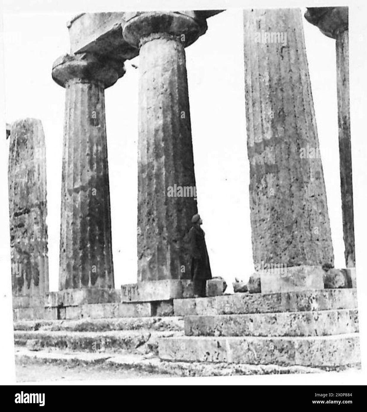 La fotografia mostra un soldato britannico, Maddox, che osserva i grandi monoliti del Tempio di Apollo vicino a Epidauros, in Grecia, mentre gli studenti tornano ad Atene passando per la vecchia Corinto. Negativo fotografico, British Army. Foto Stock