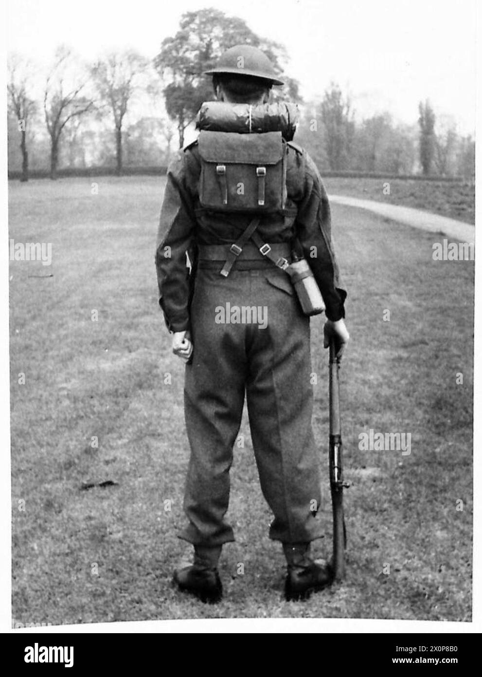 Gli ufficiali e i soldati sono mostrati in uniforme con le loro attrezzature per un ordine di esercitazione da battaglia, illustrando i requisiti standard di abbigliamento e attrezzatura. Foto Stock