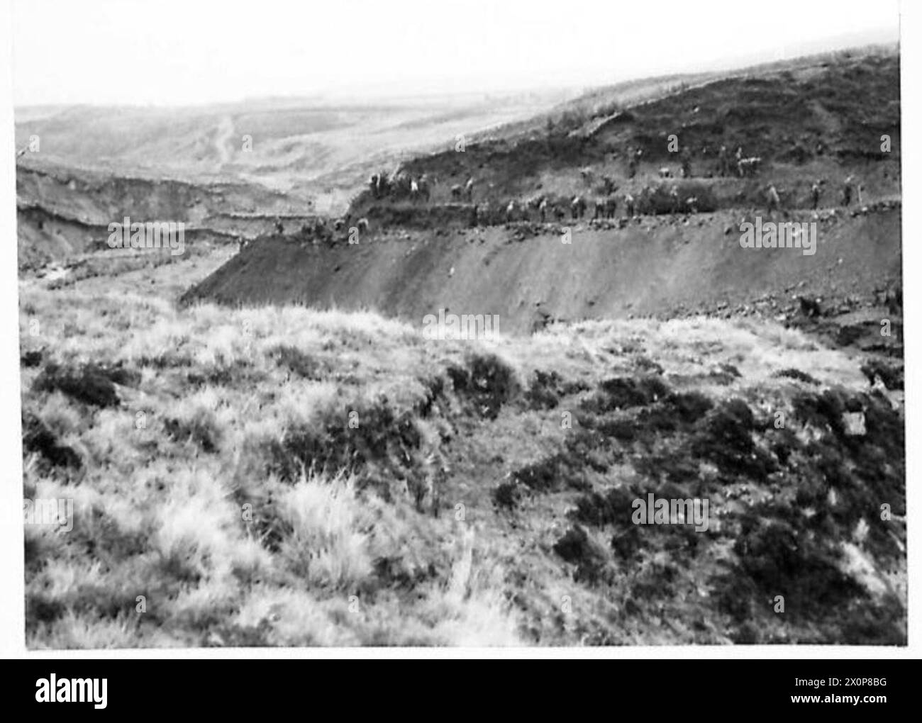 Le fotografie mostrano la nuova strada tortuosa costruita attraverso le Sperrins, nell'Irlanda del Nord. Negativo fotografico, British Army. Foto Stock