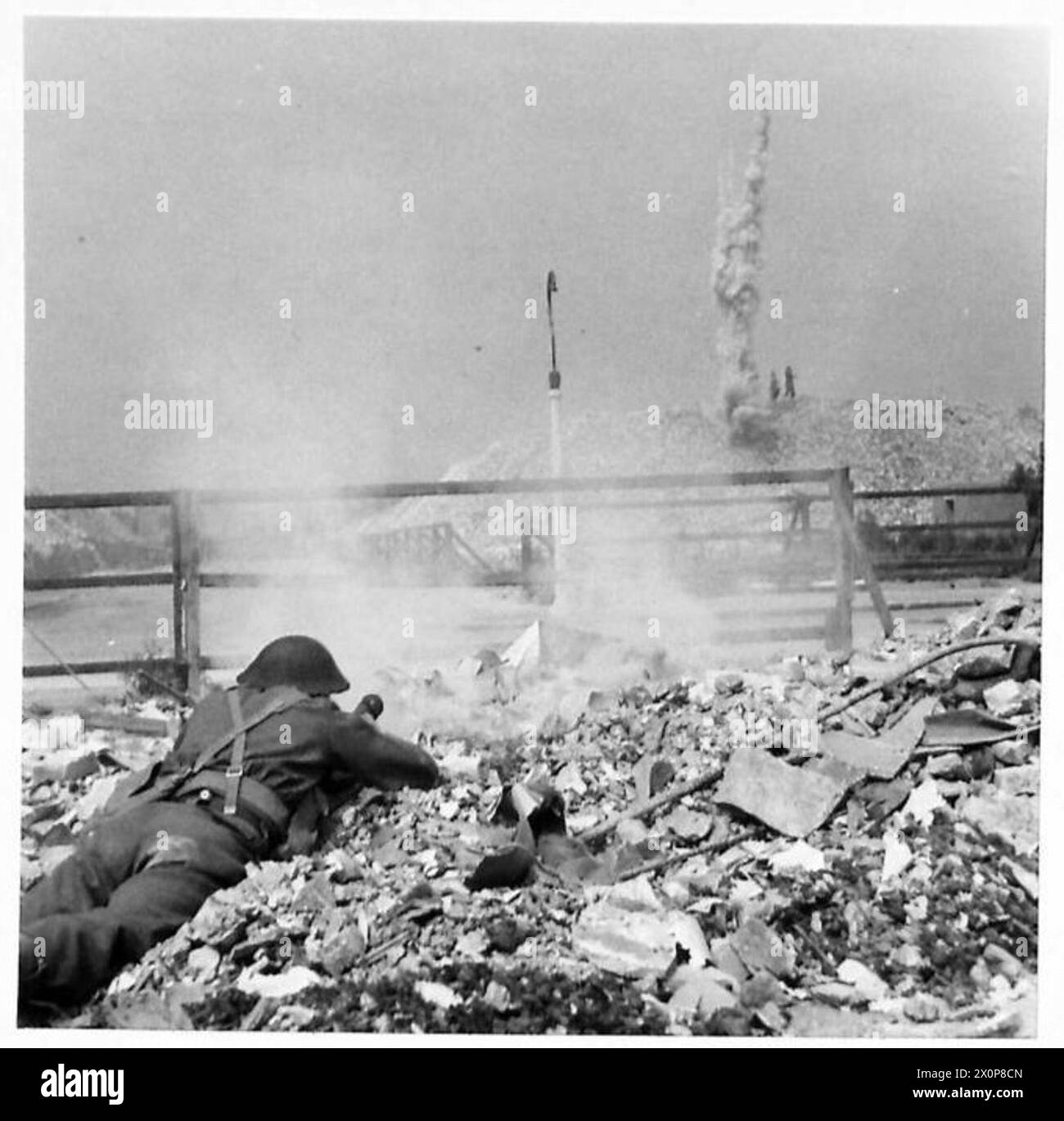 Le truppe britanniche conducono un'esercitazione di combattimento in strada a Londra, assalendo una discarica di mattoni. Foto Stock