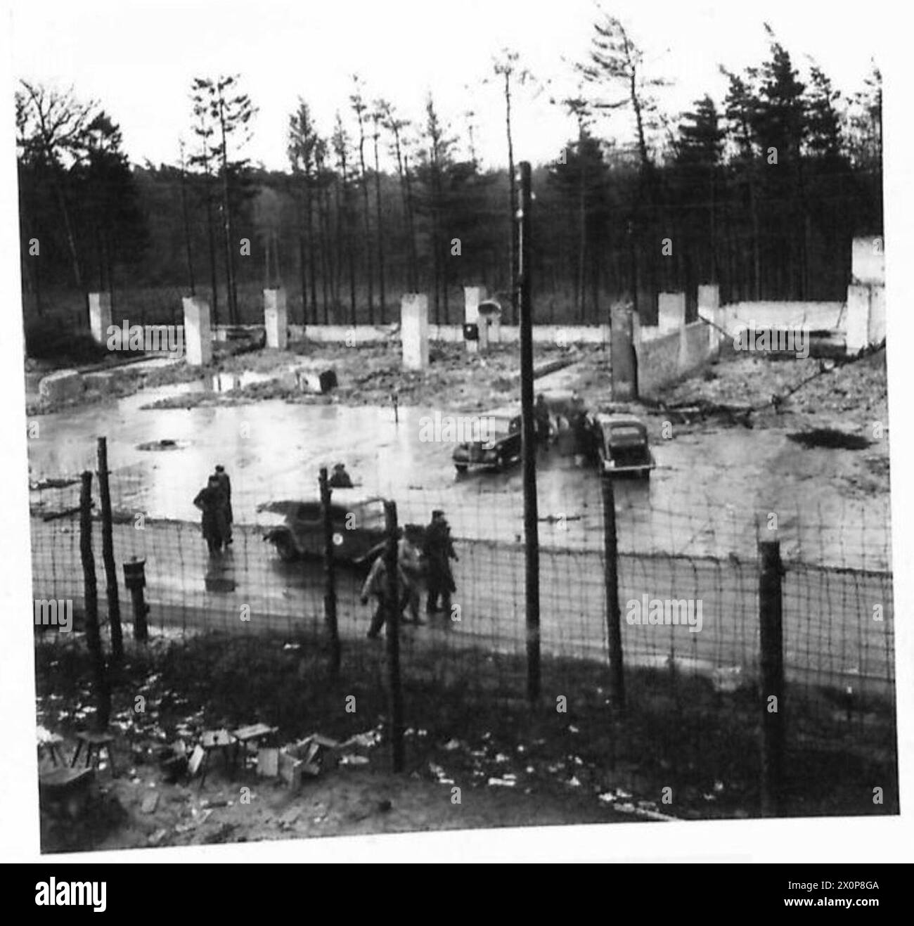 I prigionieri di guerra britannici a Oflag 79 a Brunswick gestiscono veicoli tedeschi catturati in rovine precedentemente utilizzate come garage, dopo la liberazione da parte delle truppe alleate. Foto Stock
