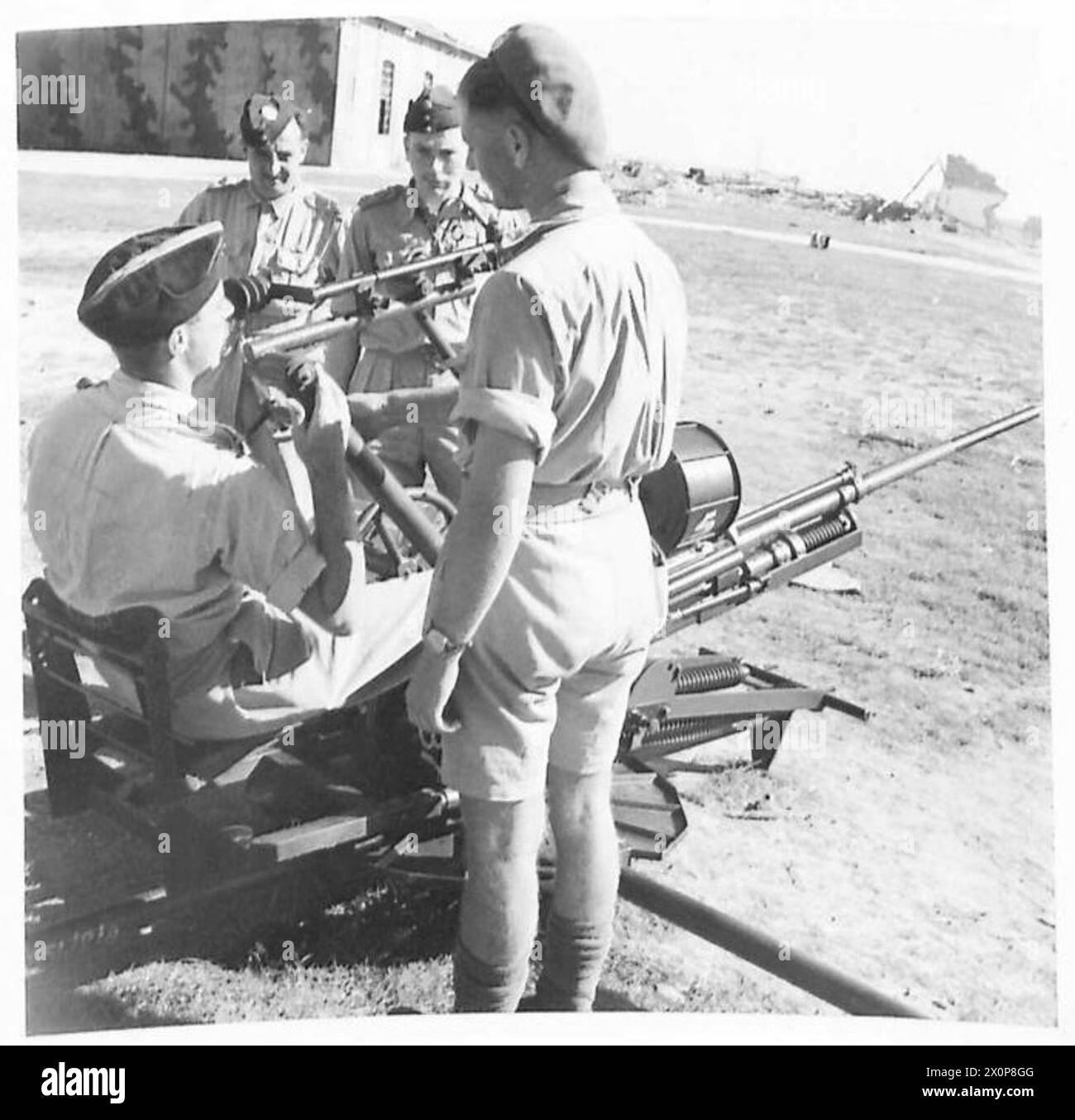 Il maggiore A.M. Grant degli Inniskilling Fusiliers gestisce un cannone Hispano americano da 200 mm, mentre il RAF Regiment fornisce la difesa antiaerea dell'aeroporto. Negativo fotografico dell'esercito britannico. Foto Stock