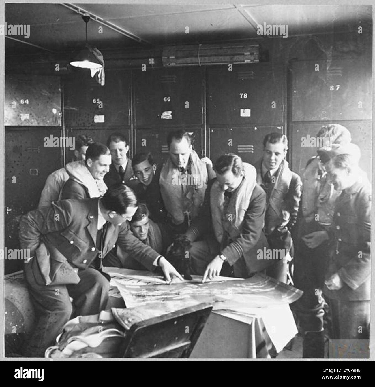 Prima delle pattuglie atlantiche, i piloti dello Squadrone uragano controllavano le sagome degli aerei nemici e i riferimenti delle mappe nella stanza dell'equipaggio. Foto Stock