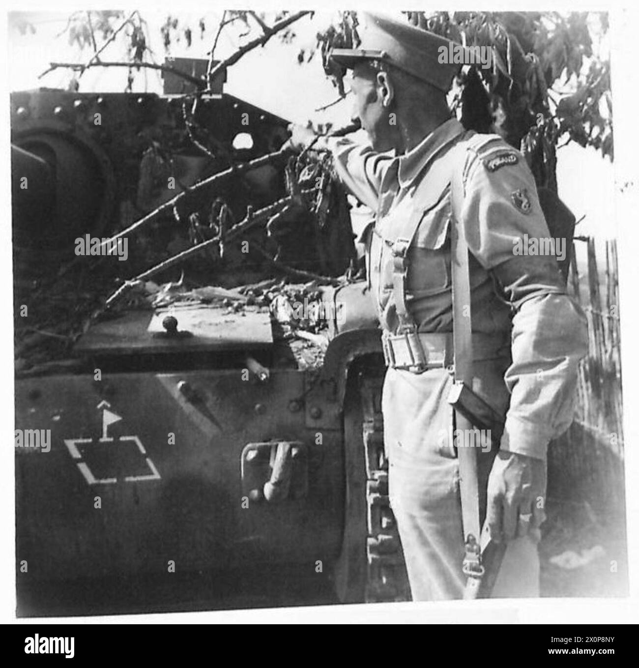 Un soldato del 2° corpo polacco punta su un carro Panzer IV tedesco, colpito sette volte durante l'avanzata polacca su Ancona il 18 luglio 1944. Foto Stock