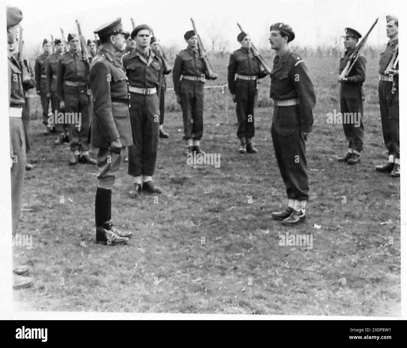Il generale Alexander parla con un ufficiale mentre ispeziona il 5° Battaglione Granatieri in parata durante la cerimonia Anzio VC. Negativo fotografico, British Army. Foto Stock