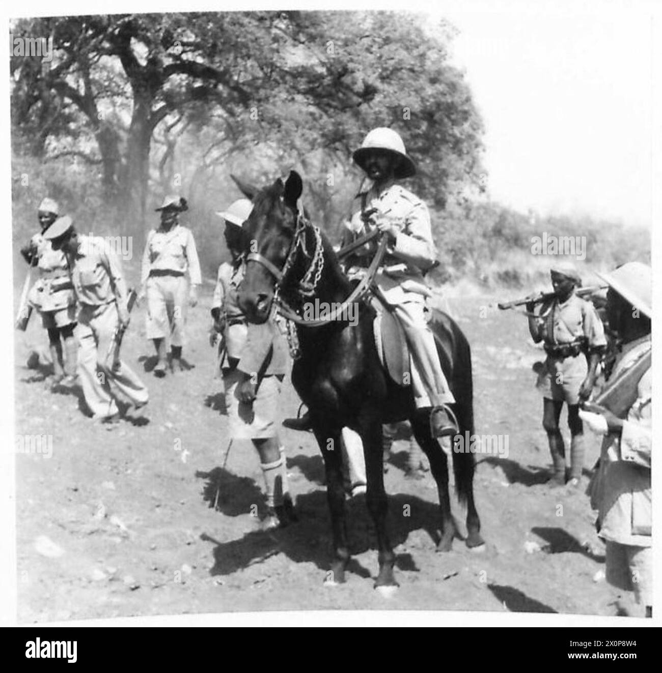 L'imperatore di Abissinia, montato su un cavallo, torna al campo dopo aver ispezionato la campagna circostante. Negativo fotografico, British Army. Foto Stock