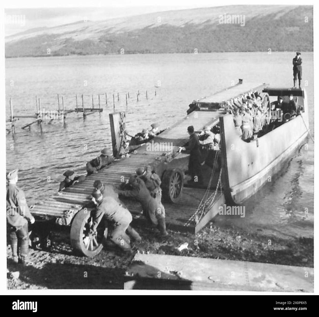 La prima sezione di un molo gommato da 60 piedi viene spinta fuori come parte delle operazioni di ingegneria dell'esercito britannico. Foto Stock