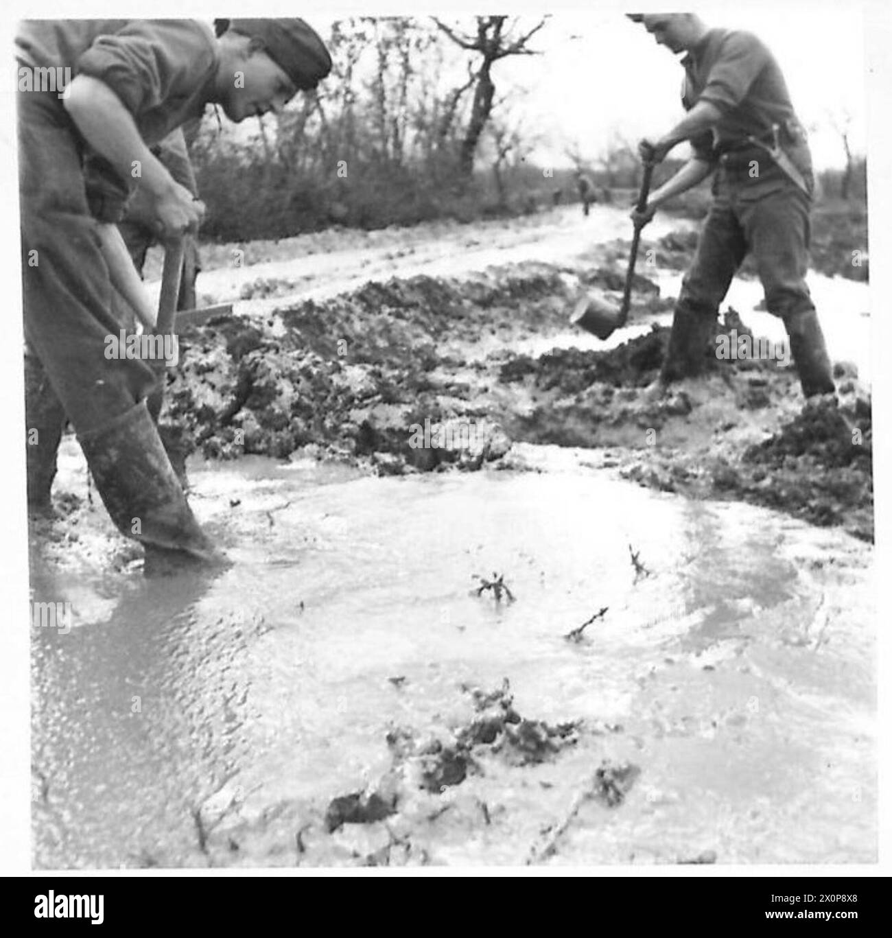 ITALIA: QUINTO ESERCITO: VARIE - PTE. Clapham e Pte. T. Smith di Wendover, Bucks che drenano dal fango dalla pista per mezzo di un buco scavato in profondità, utilizzando una paletta fatta da un dente vuoto su un bastone. Negativo fotografico, British Army Foto Stock