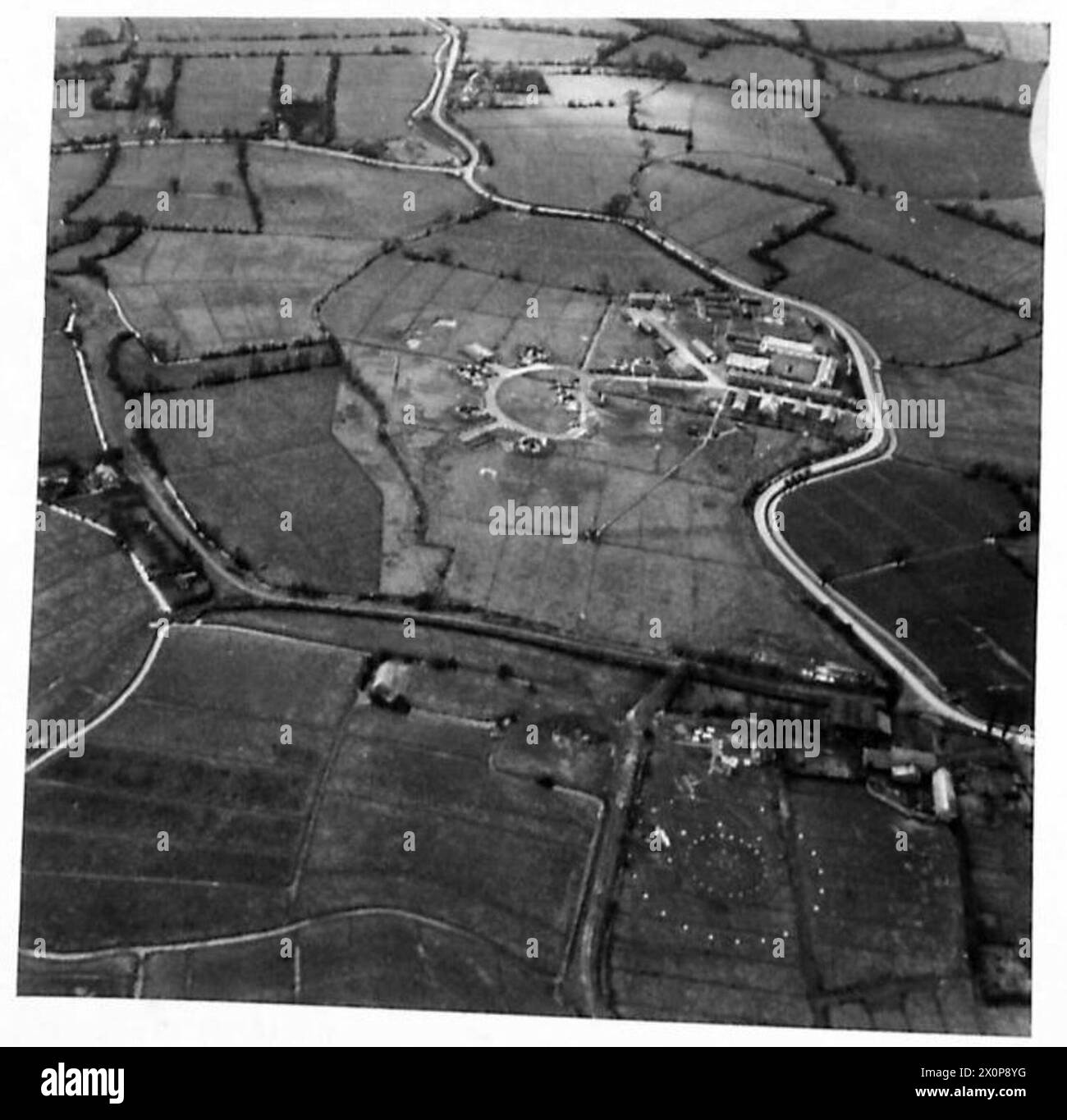 Camuffamento aereo applicato ai siti di cannoni antiaerei e di ricerca a Cardiff e Swansea per nascondere posizioni militari. Negativo fotografico, British Army. Foto Stock