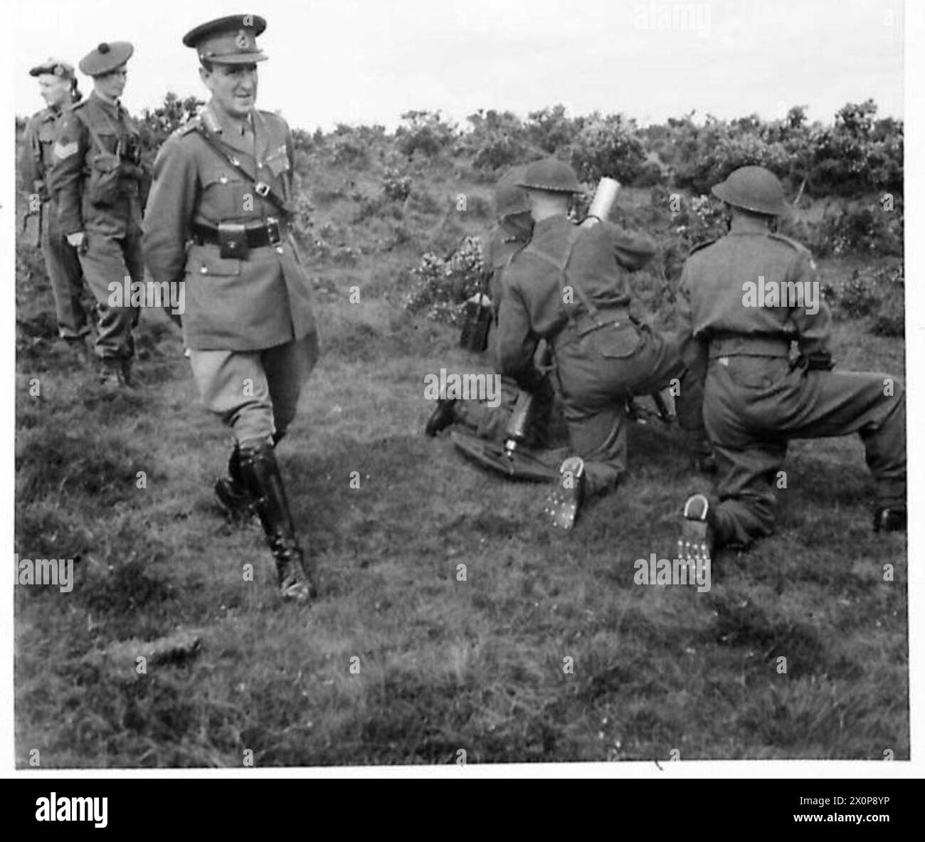 Il Comandante in Capo delle forze interne osserva una dimostrazione di mortaio da 3 pollici da parte degli Scottish Borderers del Re nel Northern Command. Foto Stock