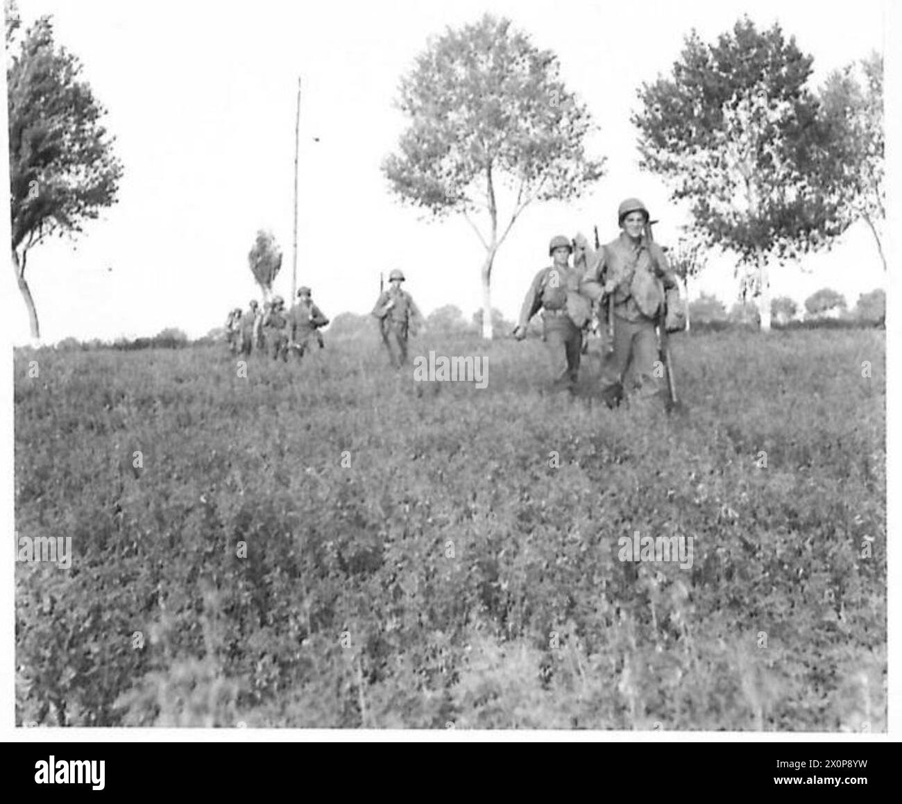 La fotografia mostra l'unità 7 della Croce Rossa americana che avanza verso Battipaglia durante le operazioni della Quinta Armata in Italia. Negativo fotografico, British Army. Foto Stock