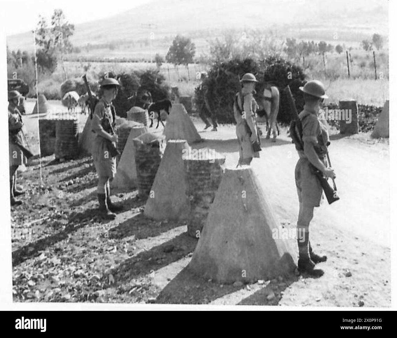 Le fotografie mostrano ostacoli su una strada vicino al confine siriano, documentando le condizioni lungo la frontiera. Foto Stock