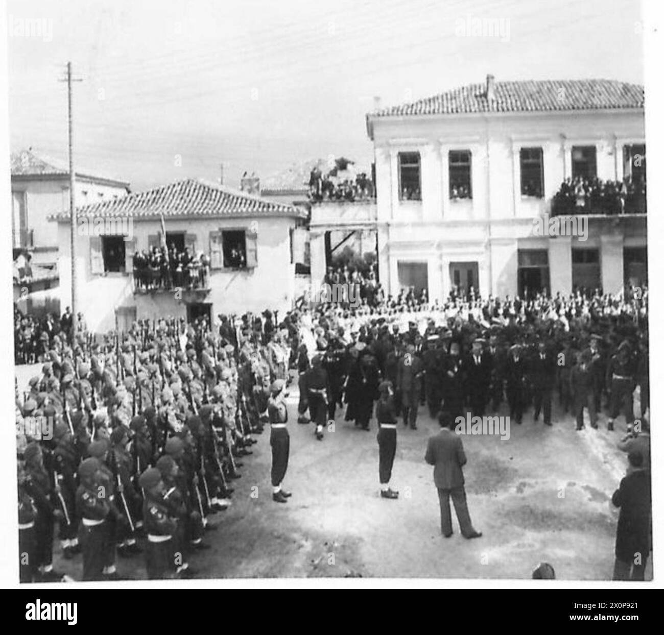 Una processione per i festeggiamenti di anniversario a Messolonghi raggiunge la piazza principale, con gli uomini dei Royal West Kents sul lato sinistro. Foto Stock