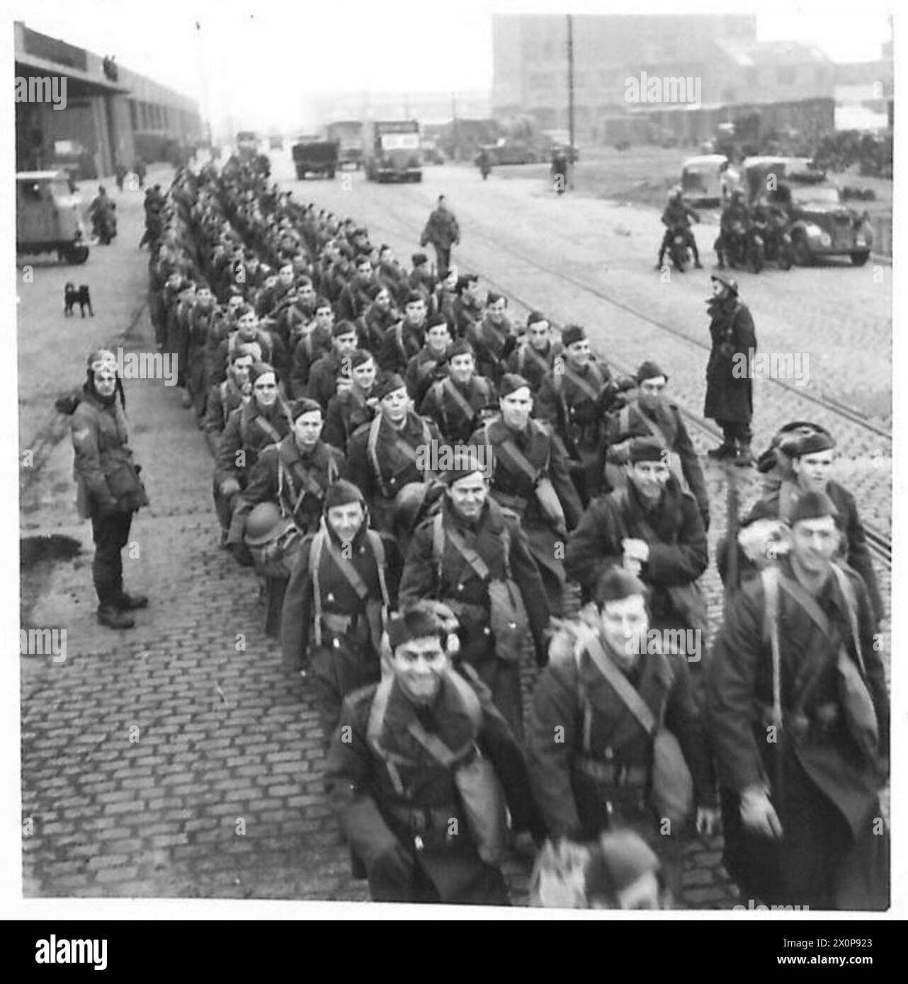 Le truppe STATUNITENSI marciano lungo la banchina dopo lo sbarco. Negativo fotografico dell'esercito britannico. Foto Stock