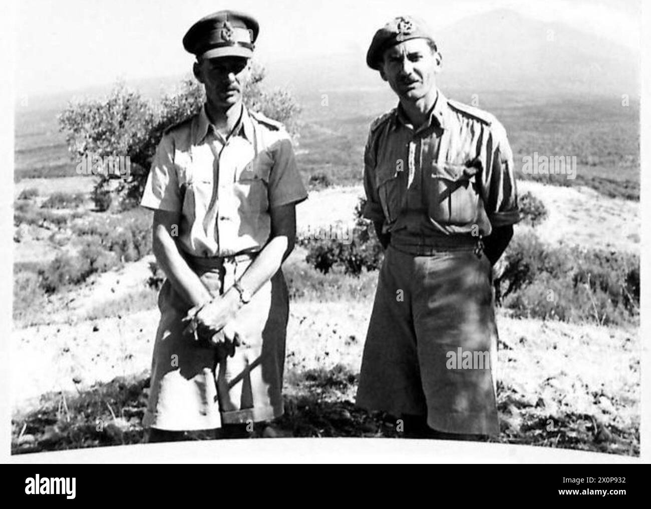 Il tenente generale Dempsey incontra il maggiore generale Guy Simonds, comandante della 1st Canadian Army Division, ad una conferenza dei comandanti di corpo. Il negativo fotografico dell'esercito britannico documenta l'evento. Foto Stock