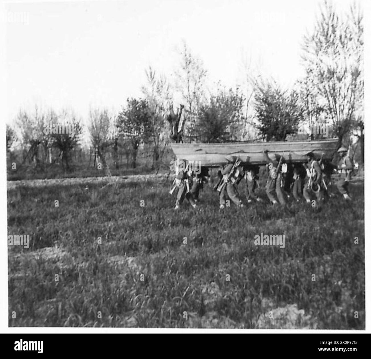 Durante la campagna d'Italia della seconda guerra mondiale, l'Ottava Armata condusse un attacco attraverso il fiume Senio. I soldati della fanteria leggera di Mahratta trasportavano barche d'assalto per facilitare l'attraversamento del fiume, consentendo alle forze alleate di stabilire posizioni sulla riva lontana come parte dell'avanzata attraverso l'Italia. Foto Stock