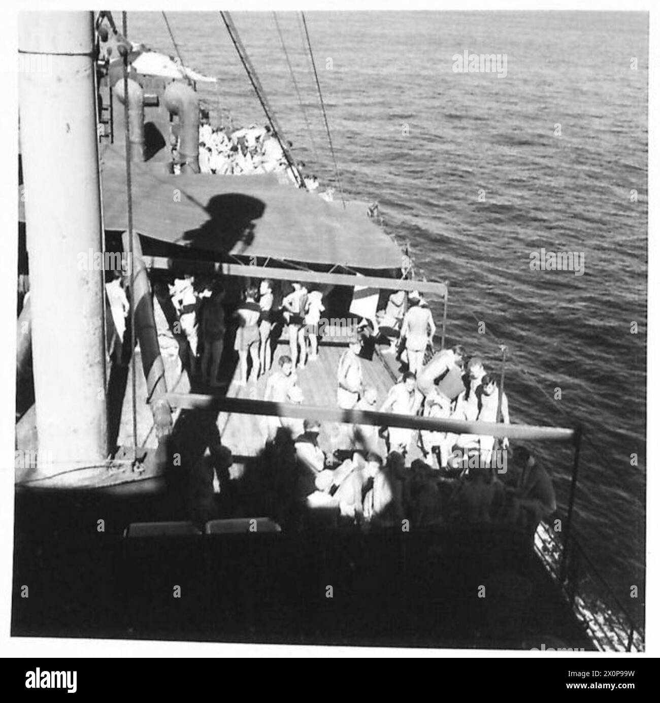 I prigionieri di guerra tedeschi sono visti prendere il sole a bordo di una nave da trasporto in viaggio verso il Canada, British Army. Foto Stock