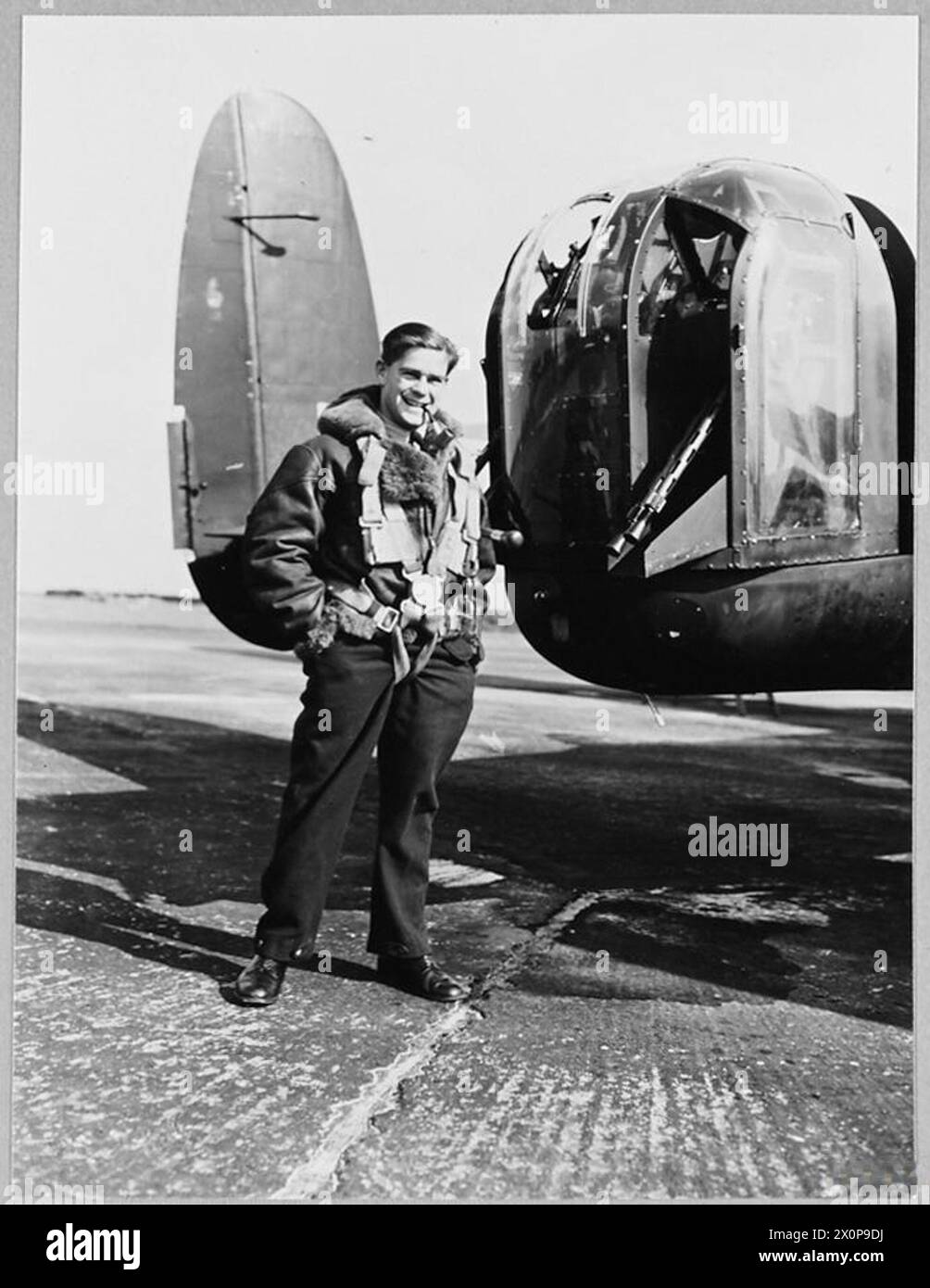 Pilota ufficiale R.C. Dunstan della Royal Australian Air Force, precedentemente ferito a Tobruk e amputato alla gamba sinistra, completò un tour come cannoniere d'aria usando stampelle, dimostrando coraggio e abilità. Foto Stock