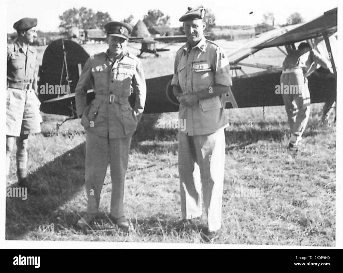 Lieut. Generale Sir John Harding, comandante del 13 corpo, con il comandante della 167 Brigade sulla pista di atterraggio di Pola durante una visita alla città. Negativo fotografico, British Army. Foto Stock