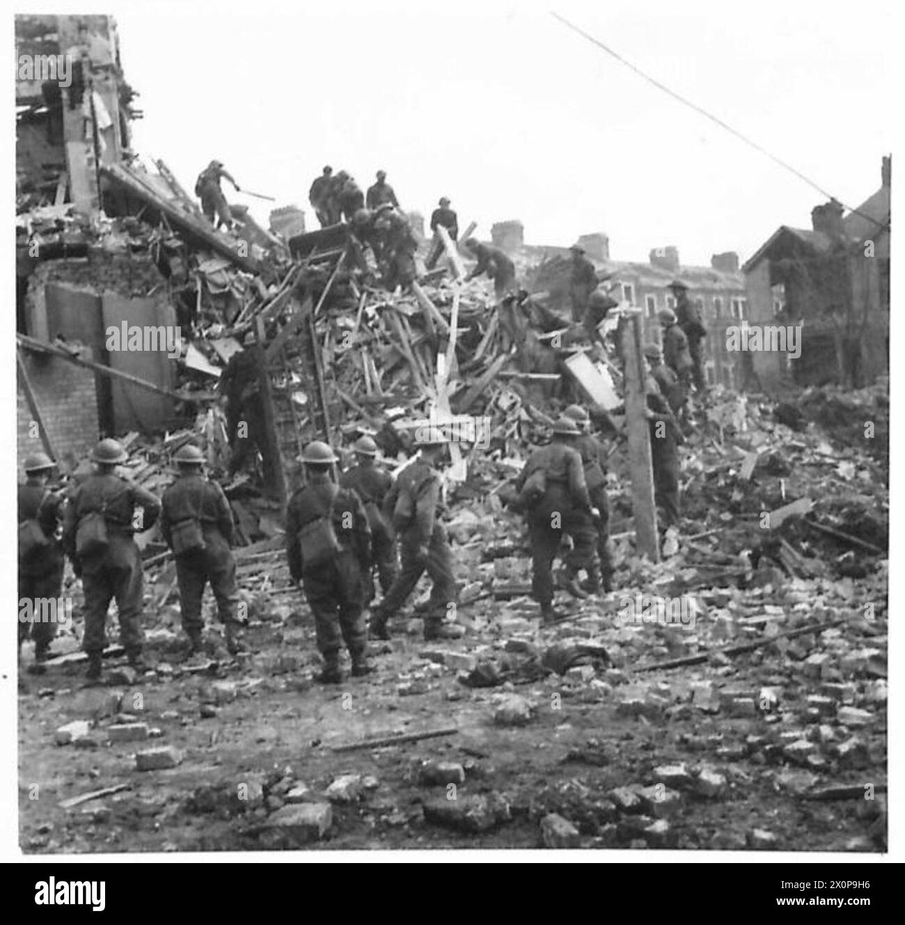 I soldati aiutano a rimuovere i detriti dopo i danni provocati dalle bombe a Belfast. Il negativo fotografico dell'esercito britannico documenta gli sforzi di recupero. Foto Stock