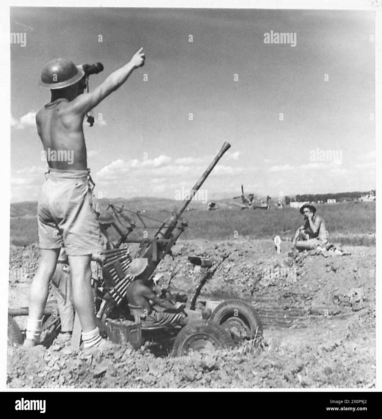 I cannoni del 99 Light A.A. Regiment proteggono l'aeroporto di caccia vicino al lago Trasimeno con l'ottava Armata, incluso il personale neozelandese. Negativo fotografico, British Army. Foto Stock