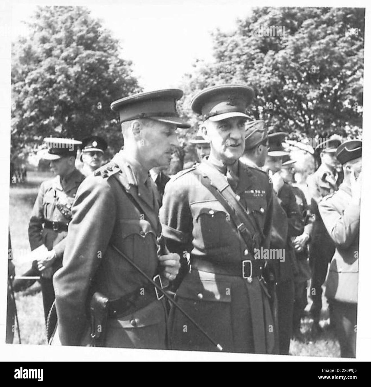 Lieut-General Montgomery parla con gli ufficiali dopo aver ispezionato un battaglione dei London Irish Rifles dopo la parata. Foto Stock