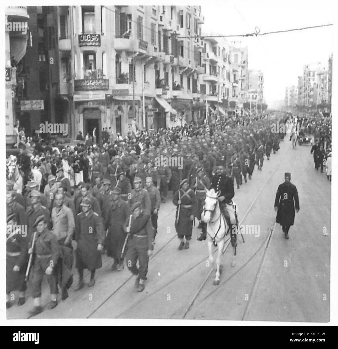 I prigionieri sono visti marciare attraverso una strada principale del Cairo scortati dai soldati del reggimento Highland e dalla polizia egiziana a cavallo e a piedi. Foto Stock
