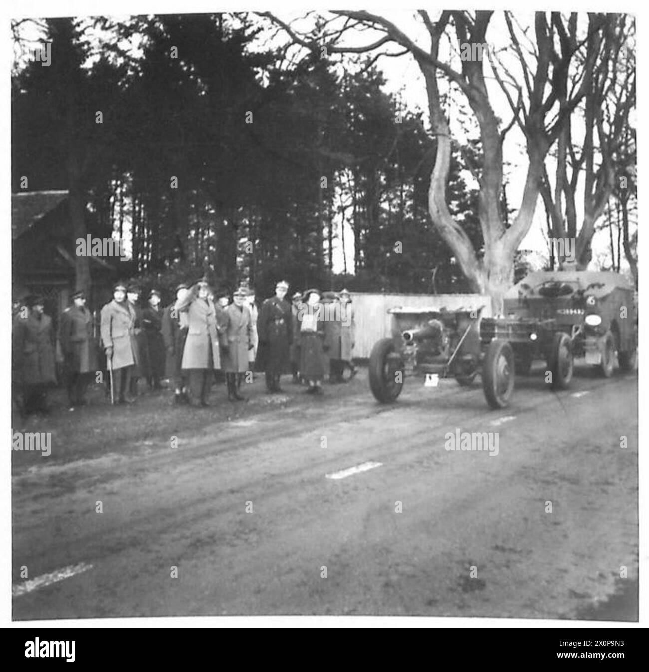 Il maggior generale L.H. Williams e il generale Marian Kukiel salutano durante una marcia oltre la batteria di obici da 4,5 pollici della 1st Rifle Brigade, i corpo polacco a Blairgowrie l'11 dicembre 1941. Negativo fotografico, esercito polacco. Foto Stock